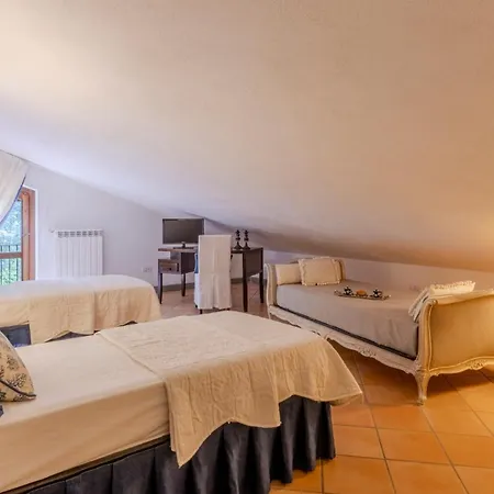 Bambu' 9&2, Emma Villa